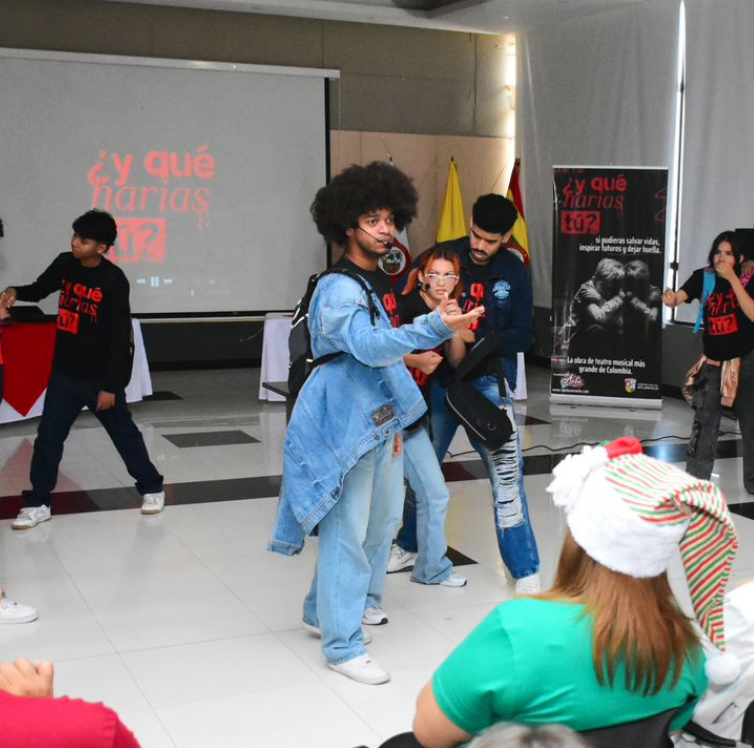 Obra juvenil visibilizó problemáticas de salud mental a través del arte en la Plaza de la Paz